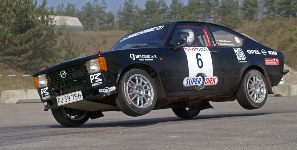 Henrik B. Iversen og Svend Erik Hedevang er blandt de spektakulære deltagere i Shell Mini Rally 2012><br><font color=#990000>Henrik B. Iversen og Svend Erik Hedevang er blandt de spektakulære deltagere i Shell Mini Rally 2012
(Foto: Åge Kirketerp Jensen)